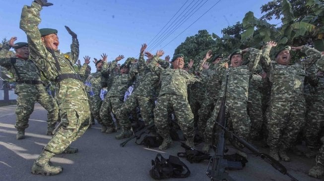 Prajurit Kostrad TNI AD melakukan yel-yel saat upacara Peresmian Satuan Baru dan Perubahan Nama Satuan TNI di Sorong, Papua Barat, Jumat (11/5).