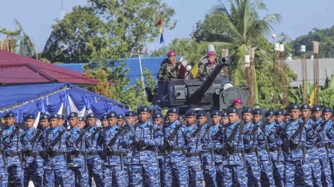 Prajurit TNI AU mengikuti upacara Peresmian Satuan Baru dan Perubahan Nama Satuan TNI di Sorong, Papua Barat, Jumat (11/5).