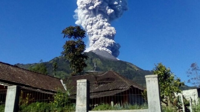 Gunung Merapi Meletus, Dua Desa di Magelang Diguyur Hujan Abu