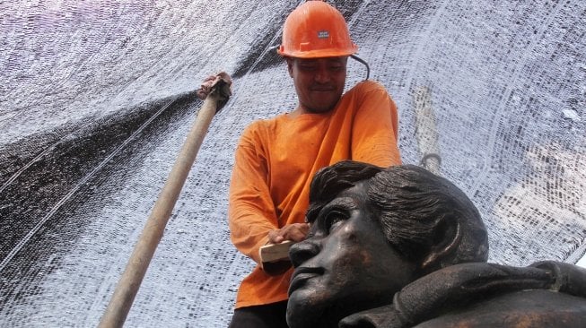 Pekerja melakukan perawatan Patung Perjoangan Jatinegara di Jakarta, Selasa (11/5).