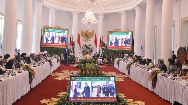 Presiden Joko Widodo menyampaikan sambutan ketika membuka pertemuan trilateral ulama Afganistan, Indonesia dan Pakistan di Istana Bogor, Jawa Barat, Jumat (11/5). 