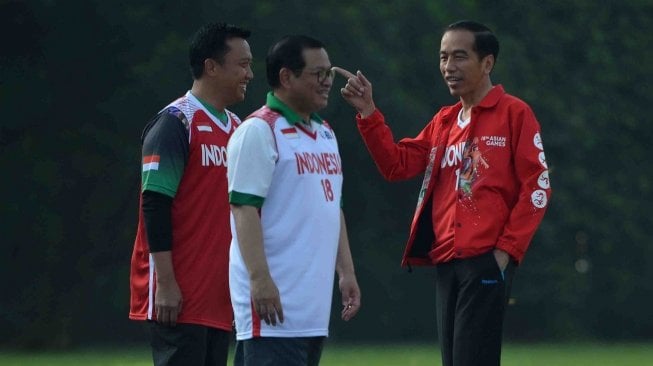 Presiden Joko Widodo (kanan) berbincang dengan Menpora Imam Nahrawi (kiri) dan Sekretaris Kabinet Pramono Anung sebelum bermain basket dengan pemain DBL di halaman Istana Bogor, Jawa Barat, Sabtu (12/5).