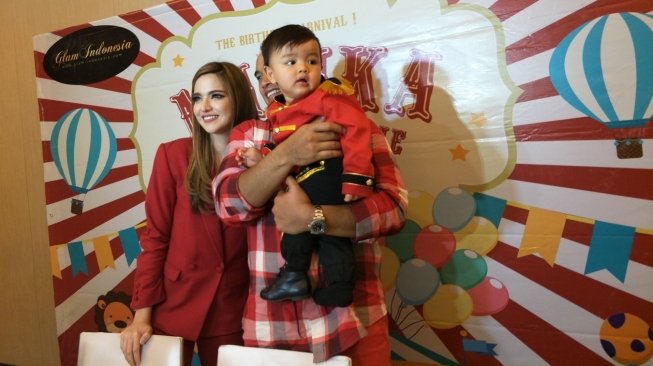 Nia Ramadhani bersama Ardi Bakrie di perayaan ultah pertama anak bungsunya, Magika.(Sumarni/Suara.com)