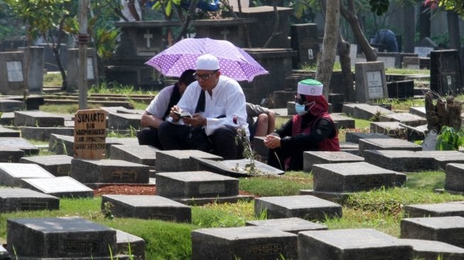 Warga melakukan ziarah kubur jelang bulan Ramadan di Tempat Pemakaman Umum (TPU) Menteng Pulo, Jakarta, Sabtu (12/5). 