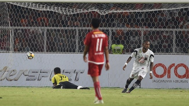 Pemain Madura United (MU) Zah Rahan (kanan) membobol gawang Persija Jakarta yang dijaga Daryono (kiri) dalam laga lanjutan Liga 1 di Stadion Utama Gelora Bung Karno, Jakarta (SUGBK), Sabtu (12/5). [Antara/Akbar Nugroho Gumay]