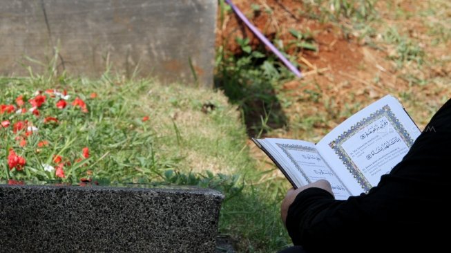 Warga melakukan ziarah kubur jelang bulan Ramadan di Tempat Pemakaman Umum (TPU) Menteng Pulo, Jakarta, Sabtu (12/5). 