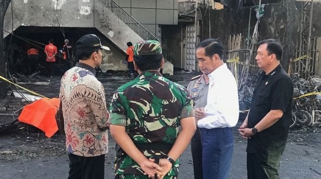 Presiden Republik Indonesia Joko Widodo mendatangi lokasi ledakan bom di Surabaya, Minggu (13/5/2018) [Setpres]