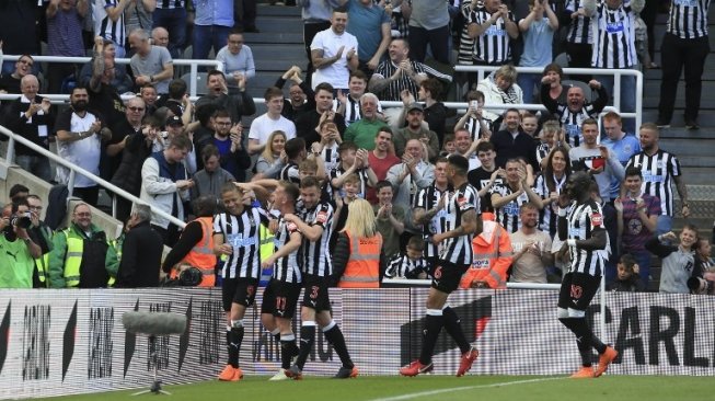 Pemain Newcastle rayakan gol ke gawan Chelsea dalam pertandingan yang berlangsung di St. James Park, Minggu (13/5/2018) [AFP]