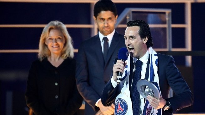 Pelatih PSG Unai Emery memberikan sambutan setelah PSG dinobatkan sebagai jawara Ligue 1 musim 2017/18 [AFP]