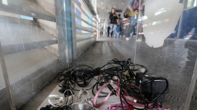 Kotak penampung (drop box) sampah elektronik (e-waste) tersedia di halte Transjakarta Kampung Melayu, Jakarta, Senin (14/5)