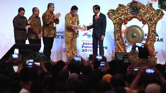 Presiden Joko Widodo (kanan) didampingi Menteri Dalam Negeri Tjahjo Kumolo (kedua kanan), Menteri Desa, Pembangunan Daerah Tertinggal dan Transmigrasi Eko Putro Sandjojo (ketiga kanan) dan Seskab Pramono Anung (kiri) membuka Rapat Koordinasi Nasional Pembinaan Penyelenggaraan Pemerintahan Desa, Pusat dan Daerah Tahun 2018 di Jakarta, Senin (14/5).