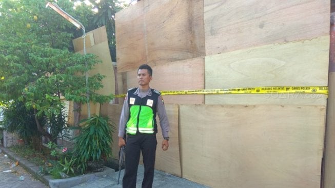 Rumah pribadi pengebom tiga gereja wilayah Kota Surabaya, Jawa Timur, ketat dijaga aparat kepolisian, Senin (14/5/2018). [Suara.com/Dimas]