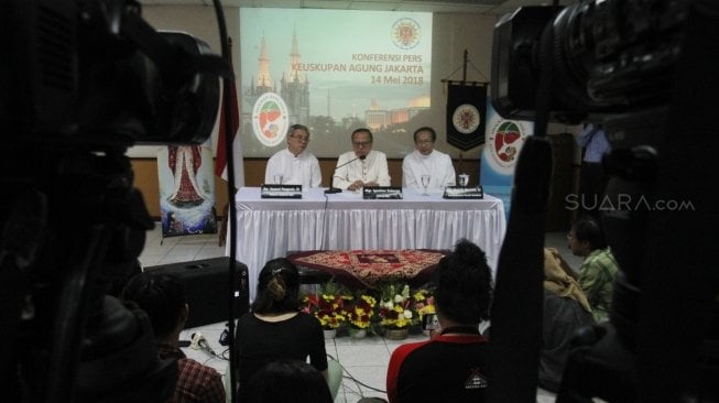 Uskup Agung Jakarta Mgr Ignatius Suhary memberikan pernyataan sikap terkait aksi teror bom di Surabaya, di Gereja Katedral Jakarta, Senin (14/5). 