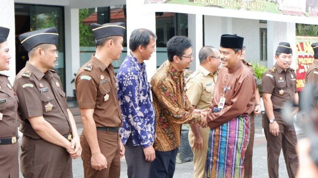 Peletakan batu pertama (groundbreaking) “Pekerjaan Fisik Pembangunan Gedung Kantor Kejaksaan Tinggi Provinsi Riau” dihadiri langsung oleh Jaksa Agung RI, H.M. Prasetyo. (Sumber: Istimewa)