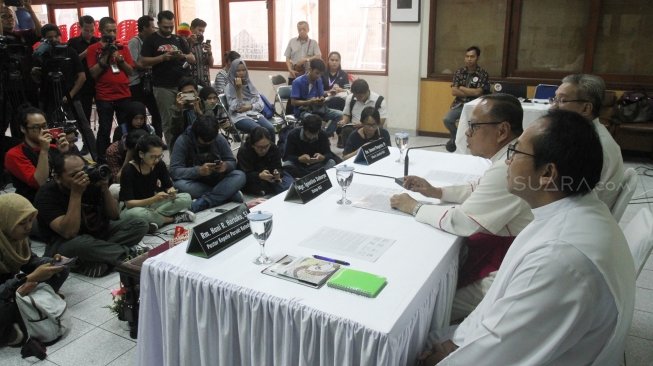 Uskup Agung Jakarta Mgr Ignatius Suhary memberikan pernyataan sikap terkait aksi teror bom di Surabaya, di Gereja Katedral Jakarta, Senin (14/5). 