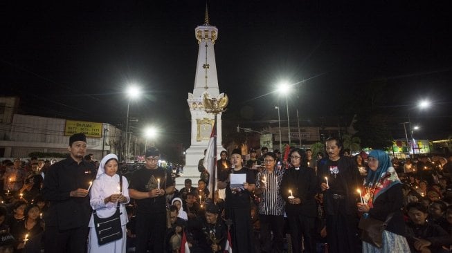 Sejumlah warga mengikuti aksi Solidaritas dan Doa Bersama di Tugu Pal Putih, Yogyakarta, Minggu (13/5). Aksi yang diikuti ratusan warga dari 66 organisasi dan elemen masyarakat di Yogyakakarta itu menjadi bentuk solidaritas dan keprihatinan atas insiden bom bunuh diri di Surabaya pada Sabtu (13/5) pagi. ANTARA