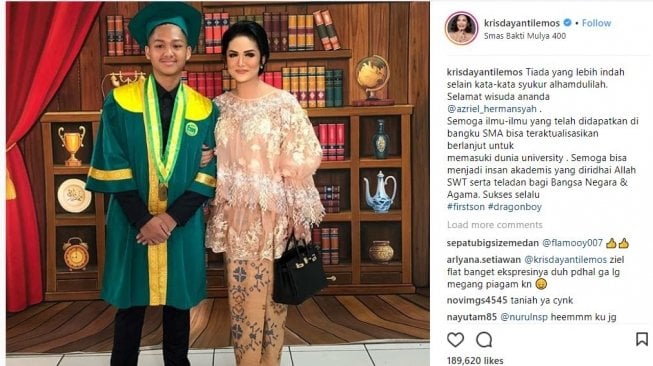 Krisdayanti (KD) hadiri wisuda anak, Azriel Hermansyah (@azriel_hermansyah/instagram). 