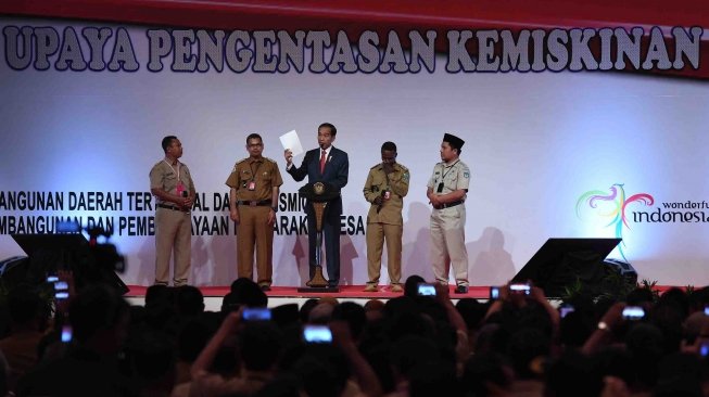 Presiden Joko Widodo (tengah) mengundang perwakilan Kepala Desa saat Pembukaan Rapat Koordinasi Nasional Pembinaan Penyelenggaraan Pemerintahan Desa, Pusat dan Daerah Tahun 2018 di Jakarta, Senin (14/5). 