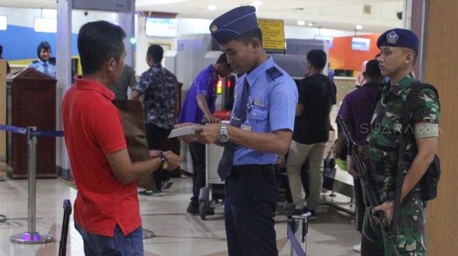 Prajurit TNI AU bersiaga di Bandara Halim Perdanakusuma, Jakarta, Selasa (15/5).