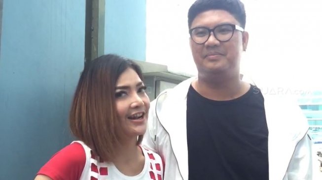 Ricky Cuaca dan pedangdut Irma Darmawangsa (Suara.com/Sumarni).