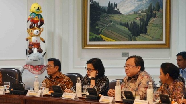 Kepala Staf Presiden Moeldoko (kiri), Menteri Keuangan Sri Mulyani (kedua kiri), Menteri Perencanaan Pembangunan Nasional (PPN)/Kepala Bappenas Bambang Brodjonegoro (kedua kanan) dan Mentor BUMN Rini Soemarno menghadiri rapat terbatas di Kantor Presiden, Jakarta, Selasa (15/5).