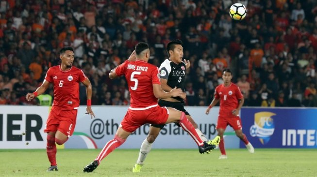 Pemain Persija Jakarta mencoba menghentikan laju pemain Home United dalam pertandingan leg kedua semifinal Piala AFC yang berlangsung di SUGBK, Selasa (15/5/2018) (dok. Media Persija) 