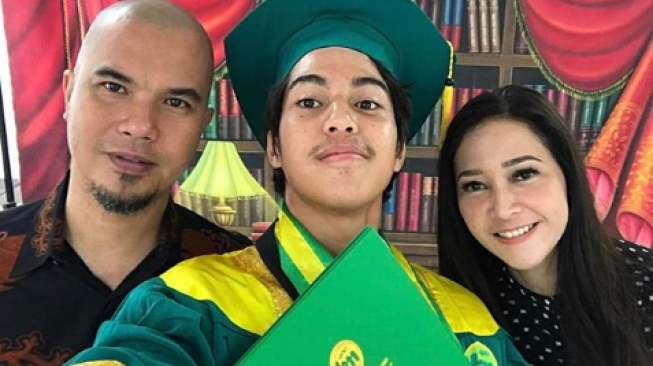 Mantan Pasangan Selebriti Bersatu di Wisuda Anak. (Instagram)