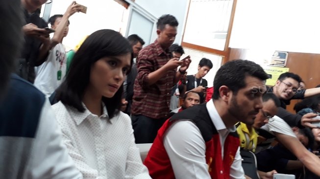 Fachri Albar didampingi sang istri, Renata Kusmanto saat menjalani sidang narkoba di PN Jaksel. (Wahyu Tri Laksono/Suara.com)