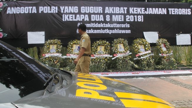 Karangan bunga di Pos Polisi Bundaran HI, Jakarta, Selasa (15/5). 