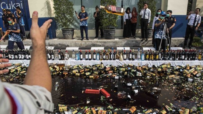 Petugas memusnahkan ribuan botol minuman etil alkohol di Kantor Pengawasan dan Pelayanan Bea dan Cukai (KPPBC) tipe Madya Pabean A Bandung, Jawa Barat, Selasa (15/5).