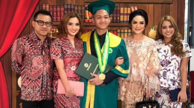 Mantan Pasangan Selebriti Bersatu di Wisuda Anak. (Instagram)