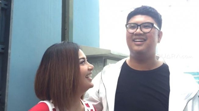 Ricky Cuaca dan pedangdut Irma Darmawangsa (Suara.com/Sumarni).