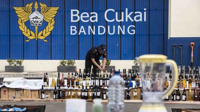 Petugas menata botol minuman etil alkohol sebelum dimusnahkan di Kantor Pengawasan dan Pelayanan Bea dan Cukai (KPPBC) tipe Madya Pabean A Bandung, Jawa Barat, Selasa (15/5). 