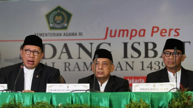 Menteri Agama Lukman Hakim Saifuddin memimpin sidang Isbat di Kementerian Agama, Jakarta, Selasa (15/5). 