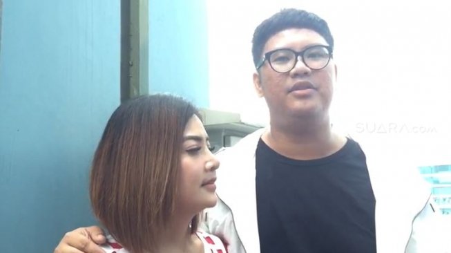 Ricky Cuaca dan pedangdut Irma Darmawangsa (Suara.com/Sumarni).