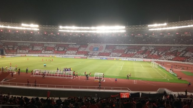 Koreografi ditampilkan Jakmania jelang leg kedua semifinal Piala AFC zona Asia Tenggara antara Persija Jakarta vs Home United di SUGBK, Selasa (15/5/2018) [media Persija]