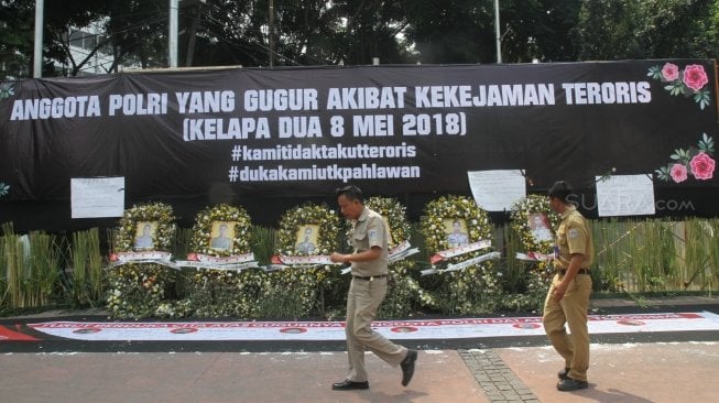 Karangan bunga di Pos Polisi Bundaran HI, Jakarta, Selasa (15/5). 