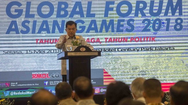 Wakil Presiden Jusuf Kalla memberikan pidato arahan pada acara "Global Forum Asian Games 2018, Tahun Olahraga Tahun Politik" di Jakarta, Selasa (15/5).