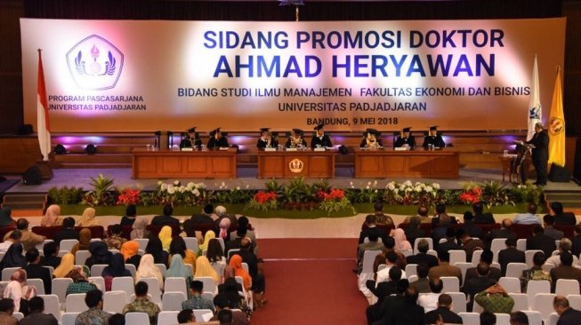 Sidang Promosi Doktor, Aher:  Perlu Badan Khusus Kelola Citarum