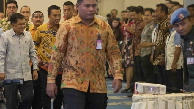 Wakil Presiden Jusuf Kalla (kiri) didampingi Menpora Imam Nahrawi (kedua kiri) berjalan menuju ruang acara "Global Forum Asian Games 2018, Tahun Olahraga Tahun Politik" di Jakarta, Selasa (15/5). 