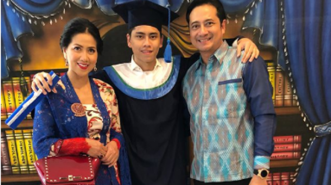 Mantan Pasangan Selebriti Bersatu di Wisuda Anak. (Instagram)