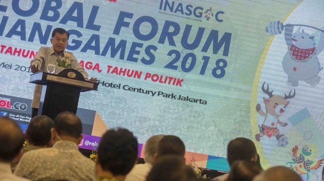 Wakil Presiden Jusuf Kalla memberikan pidato arahan pada acara "Global Forum Asian Games 2018, Tahun Olahraga Tahun Politik" di Jakarta, Selasa (15/5).