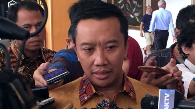 Menpora Imam Nahrawi ditemui usai menghadiri Global Forum Asian Games 2018: Tahun Olahraga, Tahun Politik di Hotel Century, Jakarta, Selasa (15/5/2018). [Suara.com/Arief Apriadi]