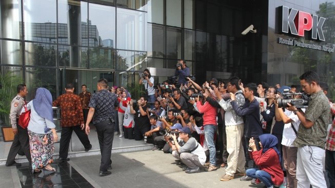 Istri Bupati Bengkulu Selatan Heni Dirwan tiba di Gedung Merah Putih Komisi Pemberantasan Korupsi (KPK), Jakarta, Rabu (16/5). 