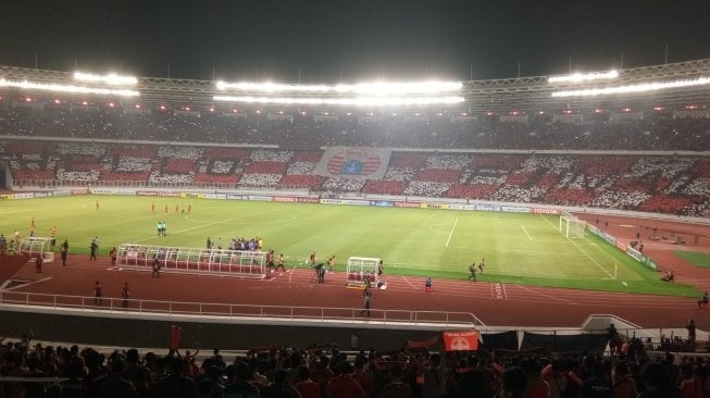 Koreografi Jakmania saat Persija Jakarta menghadapi Home United di SUGBK. (Suara.com/Adie Prasetyo)  