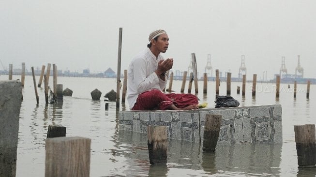 Mereka Setia Menziarahi Makam yang Dimakan Gelombang Laut