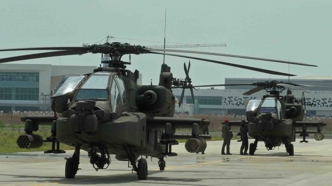 Prajurit Korps Penerbangan Angkatan Darat (Penerbad) berada di dekat helikopter Apache AH-64E, di Lanumad Ahmad Yani, Semarang, Jawa Tengah, Rabu (16/5). 