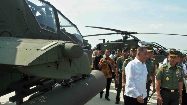 Menhan Ryamizard Ryacudu (kiri depan) didampingi KSAD Jenderal TNI Mulyono (kanan depan) meninjau helikopter Apache AH-64E, di Lanumad Ahmad Yani, Semarang, Jawa Tengah, Rabu (16/5).