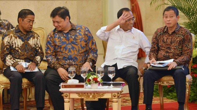 Menteri Sosial Idrus Marham (kiri) berbincang dengan Menteri Perindustrian Airlangga Hartarto (kedua kiri), Menteri Perhubungan Budi Karya Sumadi (kedua kanan) dan Menteri ESDM Ignasius Jonan sebelum mengikuti Sidang Kabinet Paripurna di Istana Negara Jakarta, Rabu (16/5).