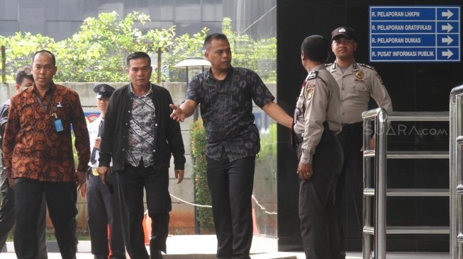 Bupati Bengkulu Selatan Dirwan Mahmud tiba di Gedung Merah Putih Komisi Pemberantasan Korupsi (KPK), Jakarta, Rabu (16/5). 